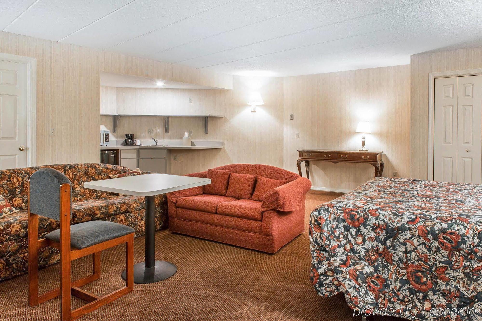 Econo Lodge Inn & Suites Groton Exteriör bild
