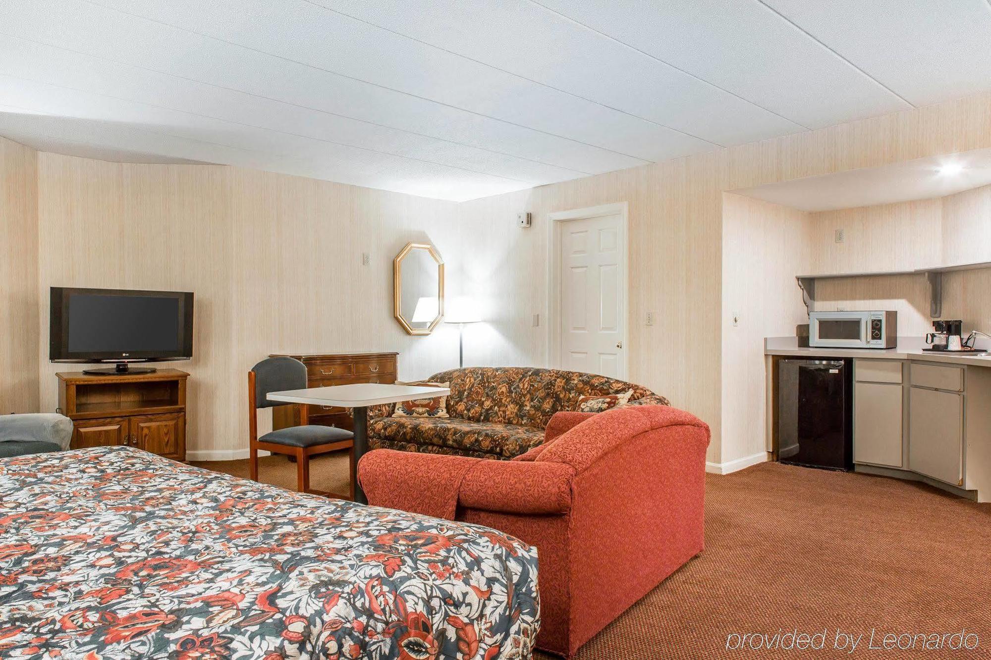Econo Lodge Inn & Suites Groton Exteriör bild