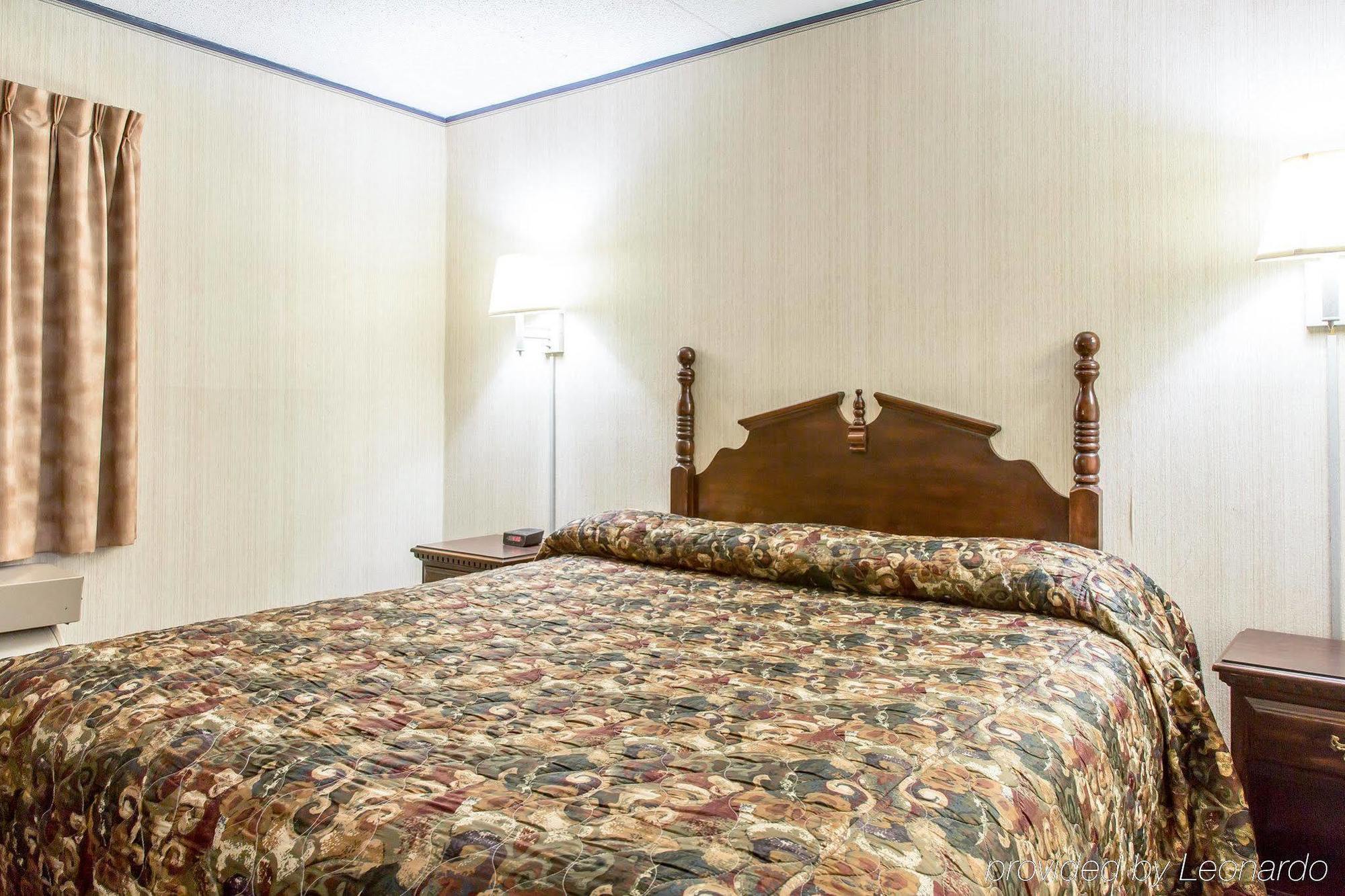 Econo Lodge Inn & Suites Groton Exteriör bild