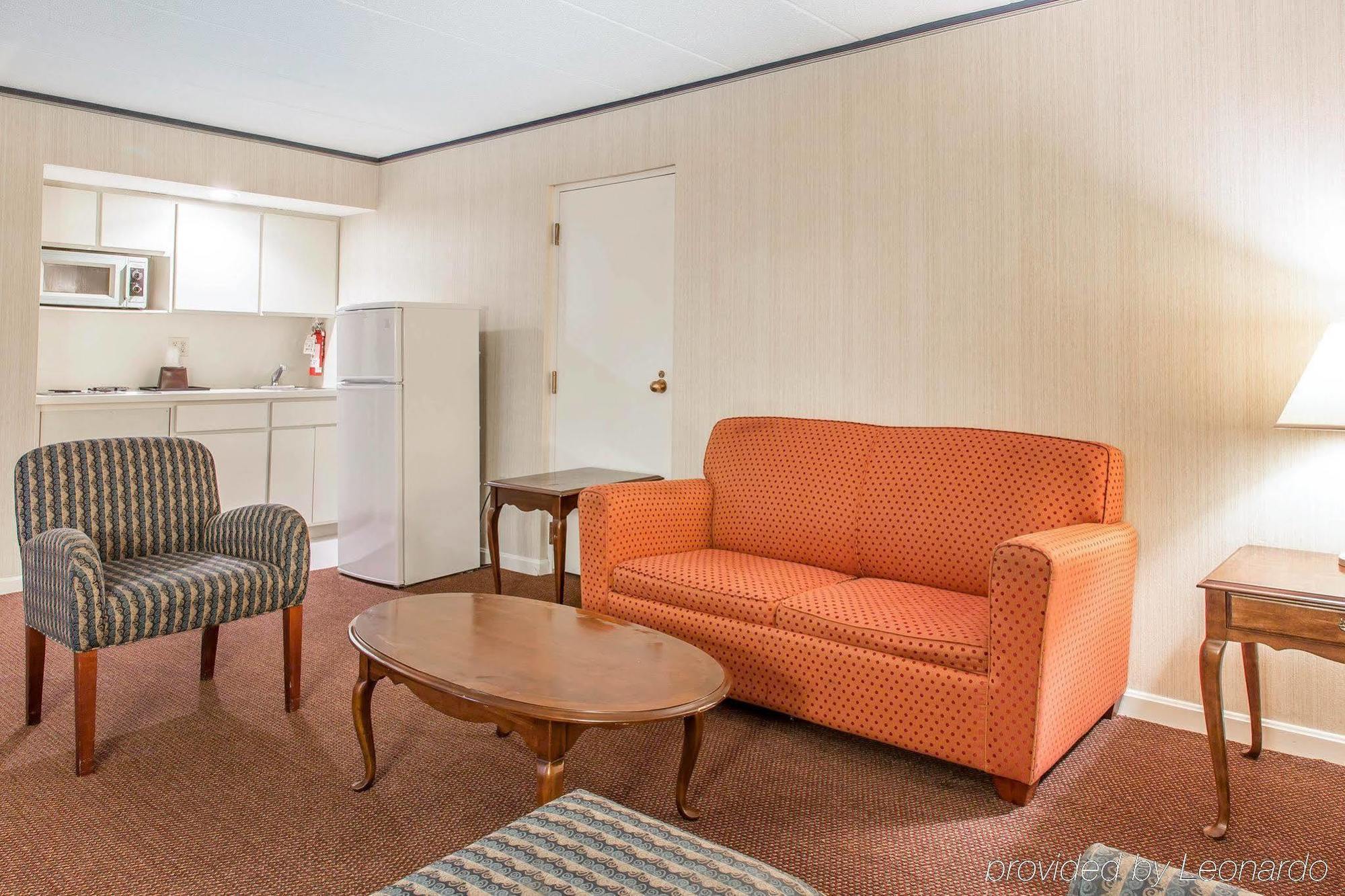 Econo Lodge Inn & Suites Groton Exteriör bild
