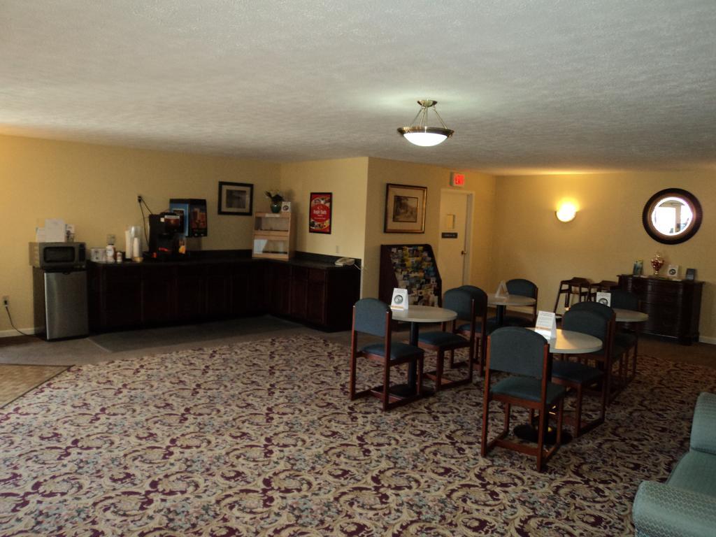 Econo Lodge Inn & Suites Groton Exteriör bild